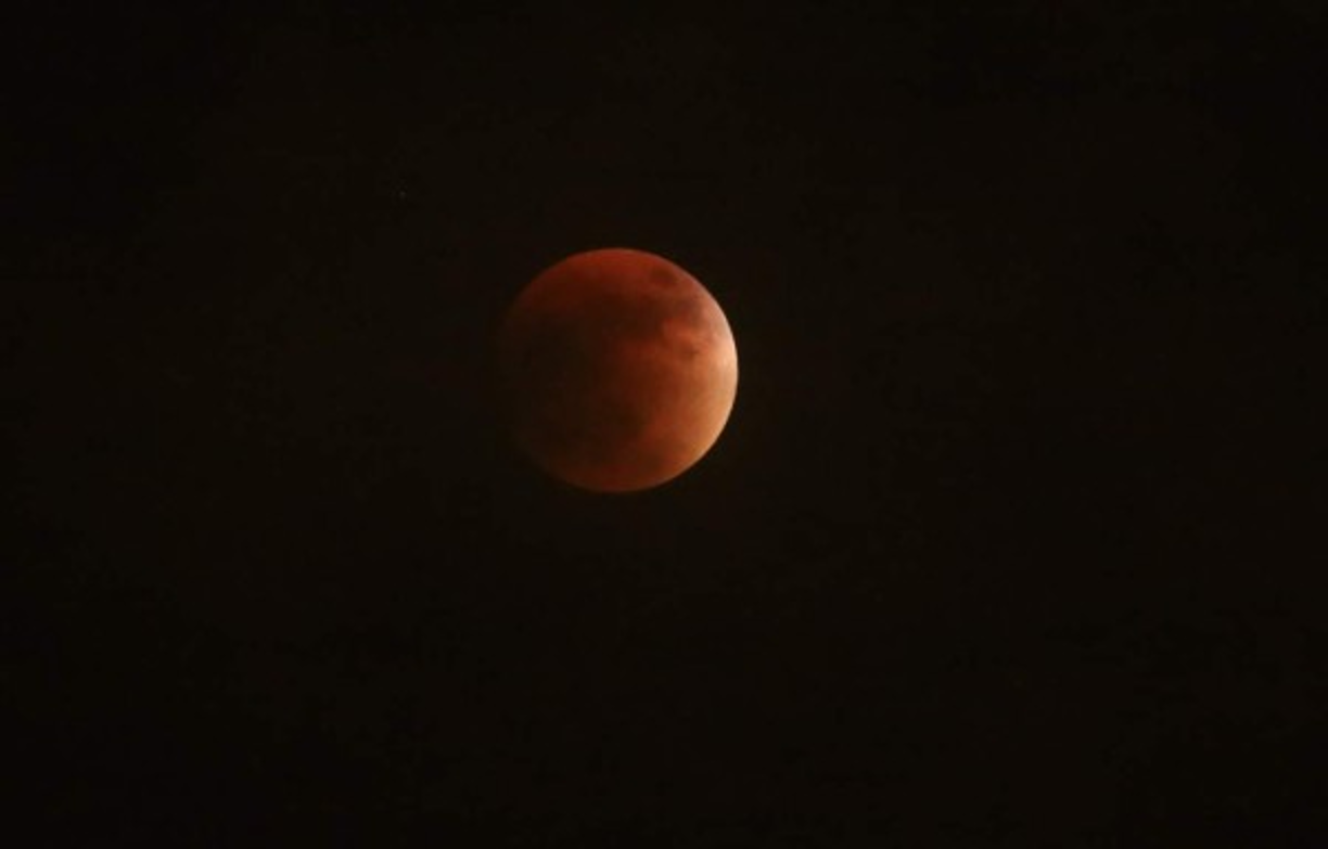La luna de sangre se formó a las 8:11.