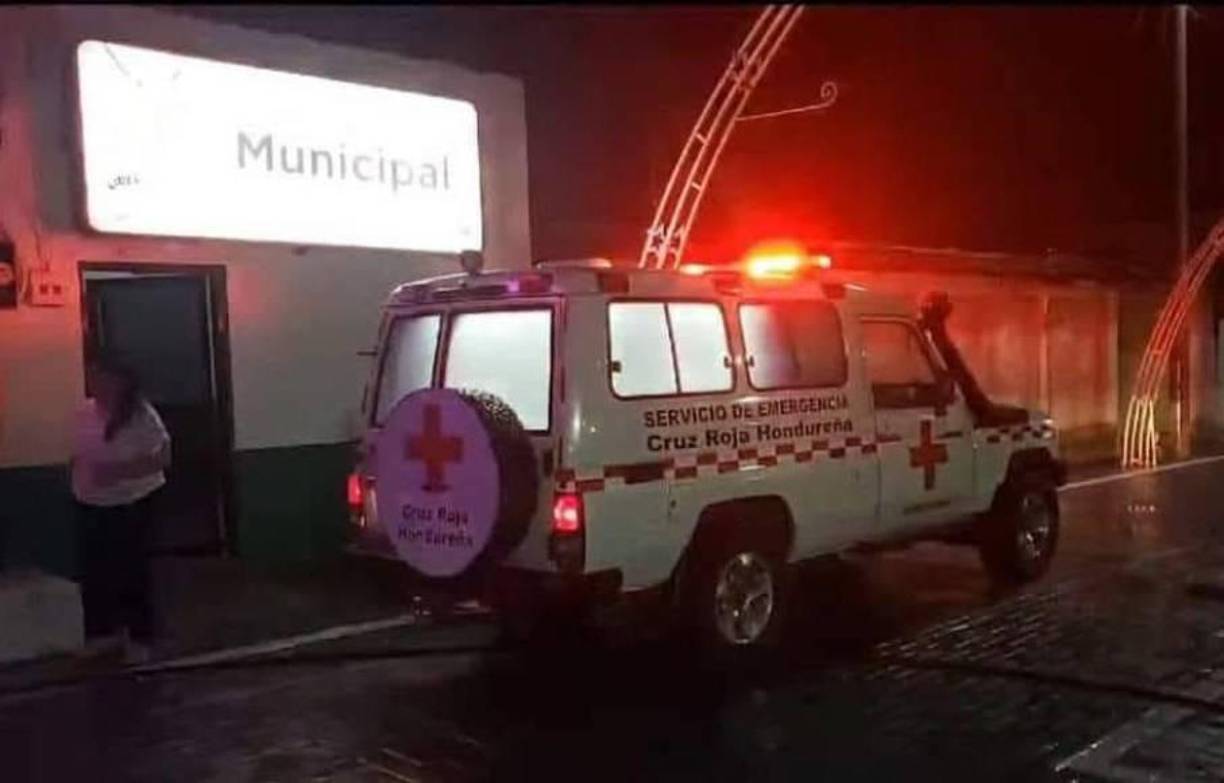 En el interior del Ford Escape color dorado estaban dos mujeres sin vida. Aunque se les dieron primeros auxilios, por parte de la Cruz Roja Hondureña, fueron declaradas muertas en un centro asistencial local. 