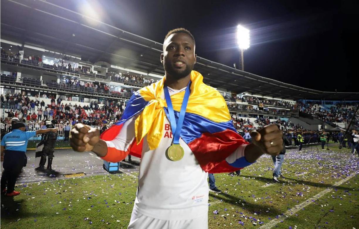 Yustin Arboleda también celebró con la bandera de Colombia sobre sus hombros. Fue el héroe del Olimpia.