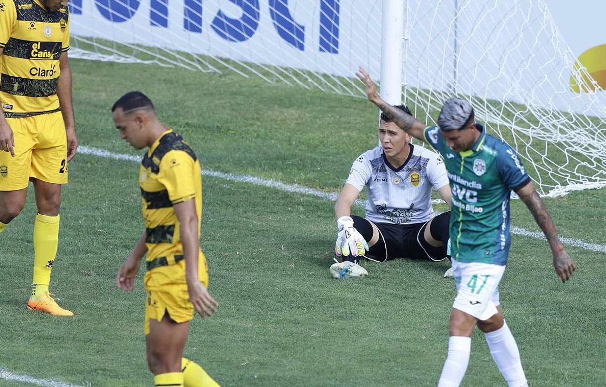El delantero uruguayo Pablo Nicolás Royón debutó con el Marathón. En el inicio del clásico falló una clara ocasión.
