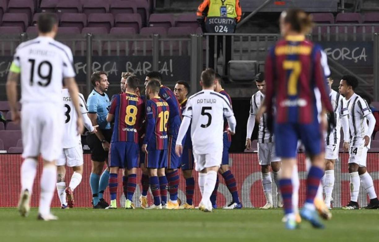 Los jugadores del Barcelona le reclamaron al árbitro por el penal que señaló a favor de la Juventus.