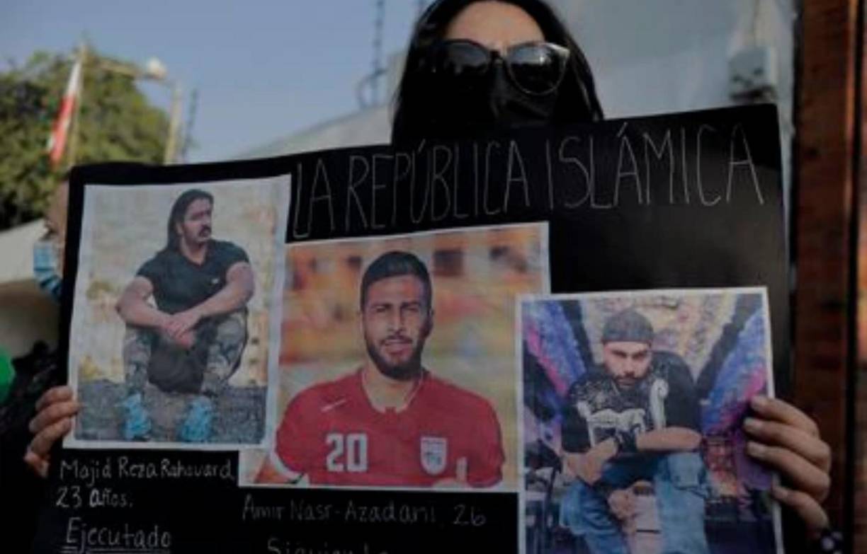 En el mismo juicio, Saleh Mirhashemi, Majid Kazemi Sheikh Shabani, y Saeed Yaqoubi han sido sentenciados a muerte por “moharebe” o “enemistad contra dios” por el asesinato de los basijis en Isfahan y se suman a las, al menos, 11 personas sentenciadas hasta ahora a la pena máxima.Los tres han sido además condenados a 10 años de prisión.