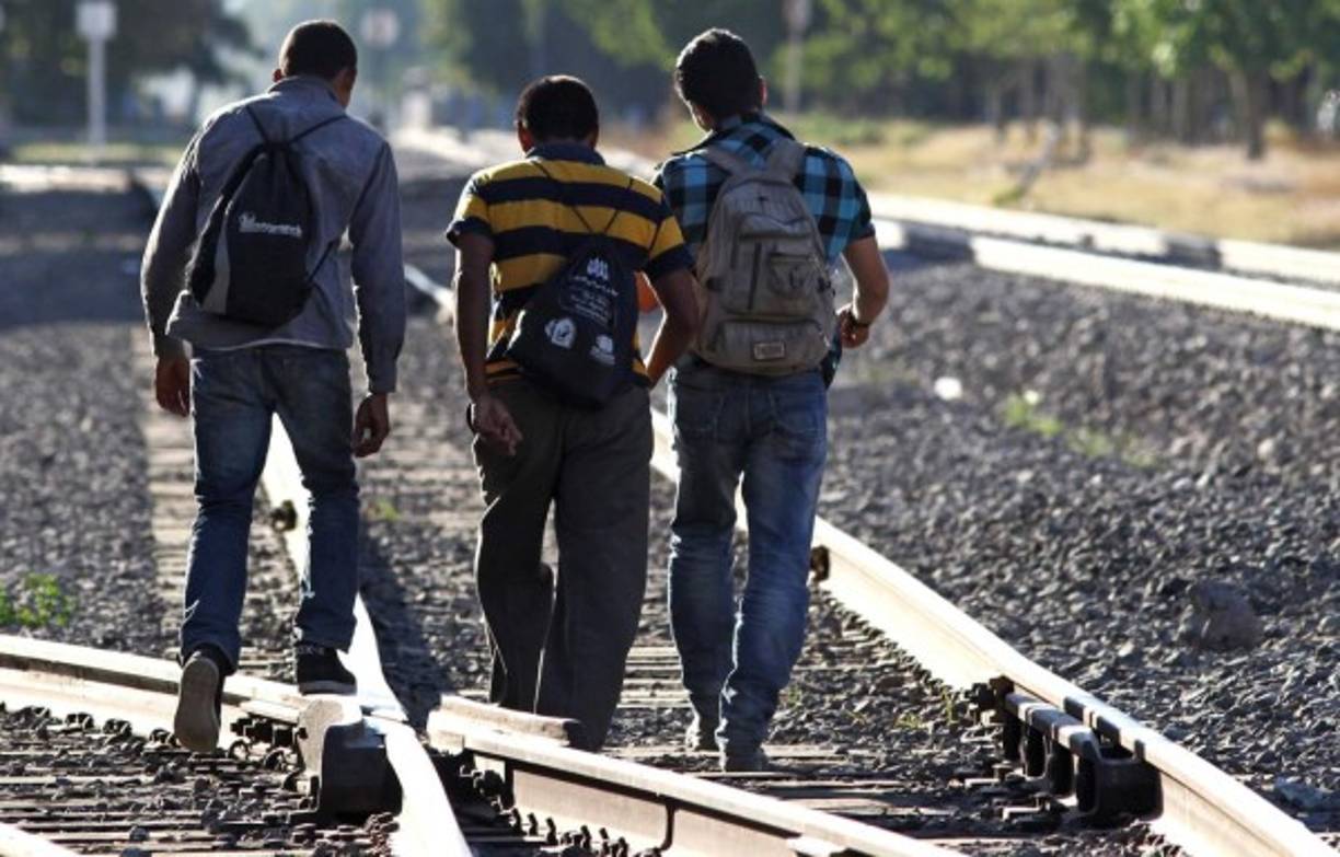 El gobierno mexicano asegura haber detenido y repatriado también a otro grupo de alrededor de 400 migrantes que se habrían separado de la caravana.