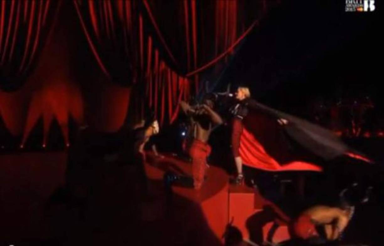 La cantante de Estados Unidos siguió con su canción como si nada había pasado.