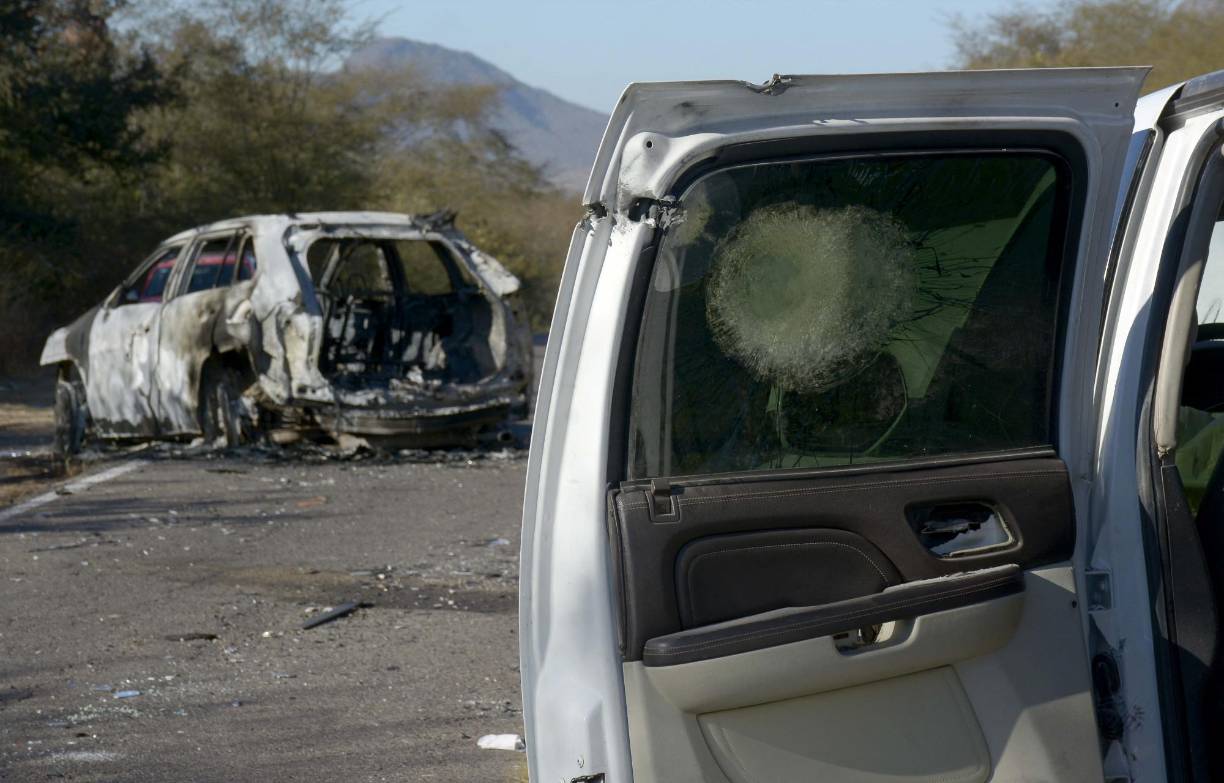 El operativo, que dejó 29 muertos, una decena de ellos pertenecientes a las Fuerzas Armadas mexicanas y 19 a los grupos criminales que generaron los disturbios violentos, dejó también unos 30 vehículos rafagueados y quemados que quedaron sobre la carretera tras el enfrentamiento que duró cerca de 10 horas, los cuales hasta este día no se habían retirado.