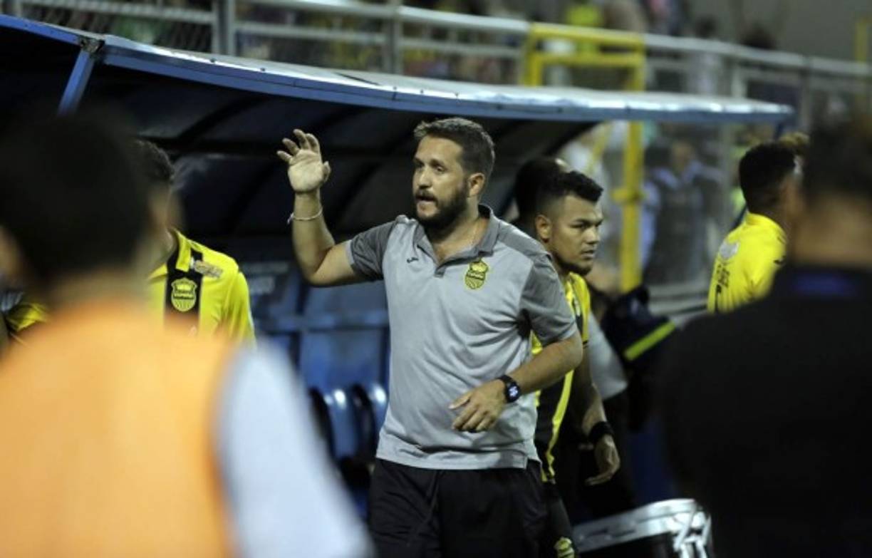 Rafael Cánovas, asistente del 'Tato' García, dirigió el partido contra el Marathón.