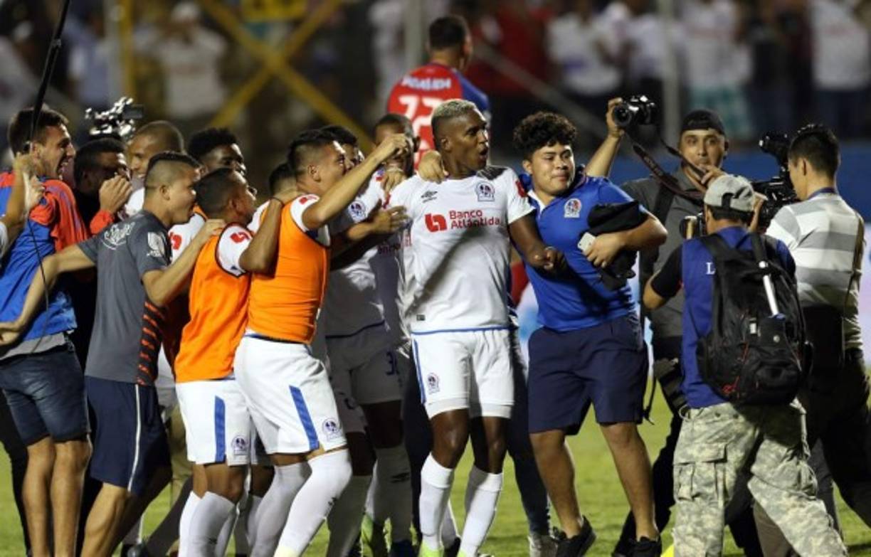 Los jugadores del Olimpia celebrando en el campo tras el pitazo final.