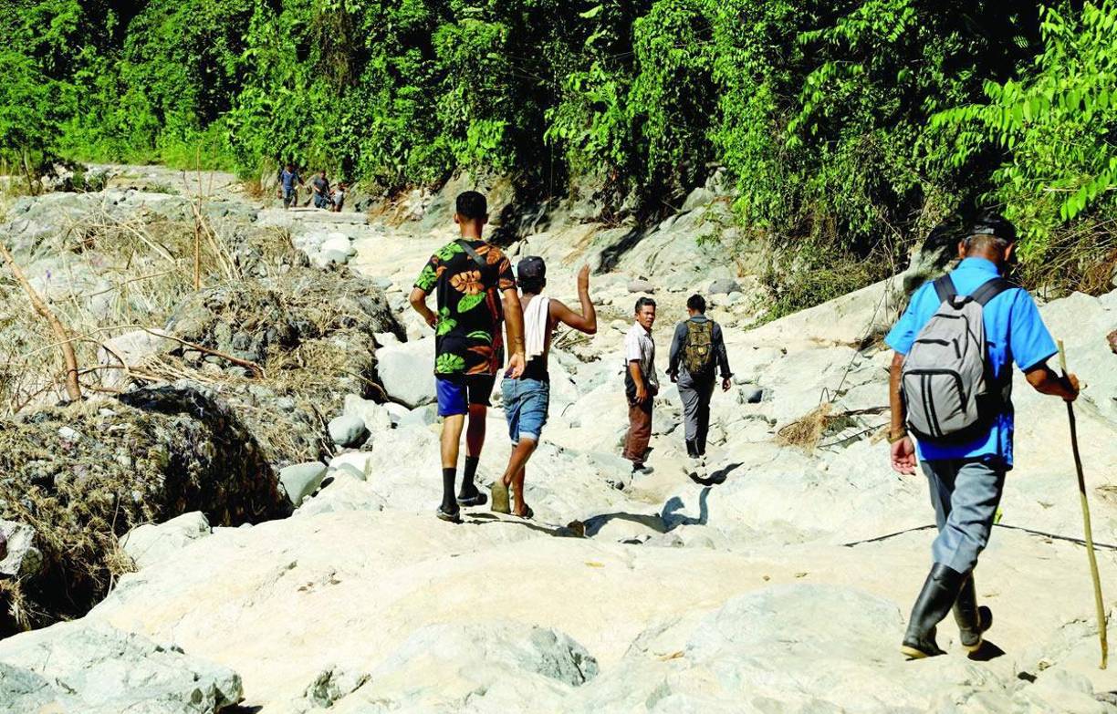 Además, la zona de la Cuenca del Cangrejal continúa incomunicada, ya que cerca de 800 metros de la carretera de acceso fueron destruidos, y unas veinte viviendas quedaron completamente devastadas en aldeas como Los Limpios y Río Viejo.