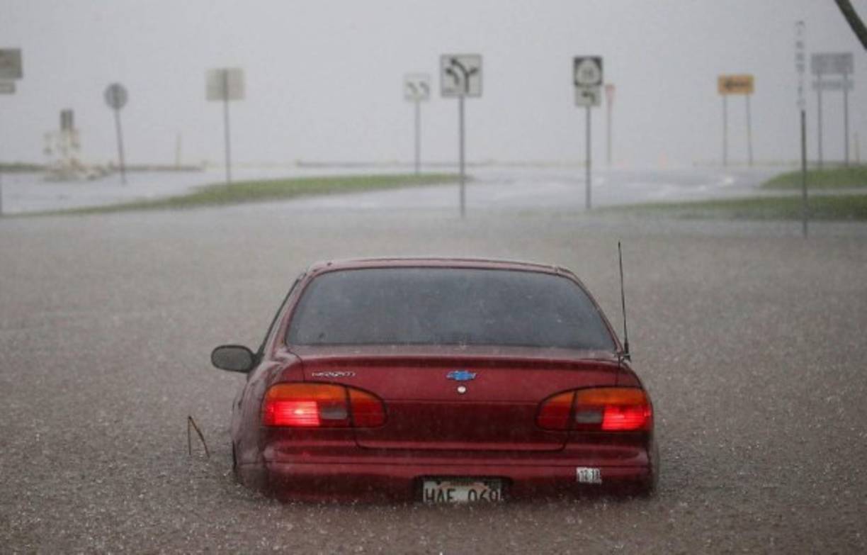 El jefe de la Agencia Federal de Emergencia (FEMA), Brock Long, afirmó que el curso del ciclón es errático y cambiante, pero 'lo que es seguro es que Hawái será impactado por el huracán Lane'.