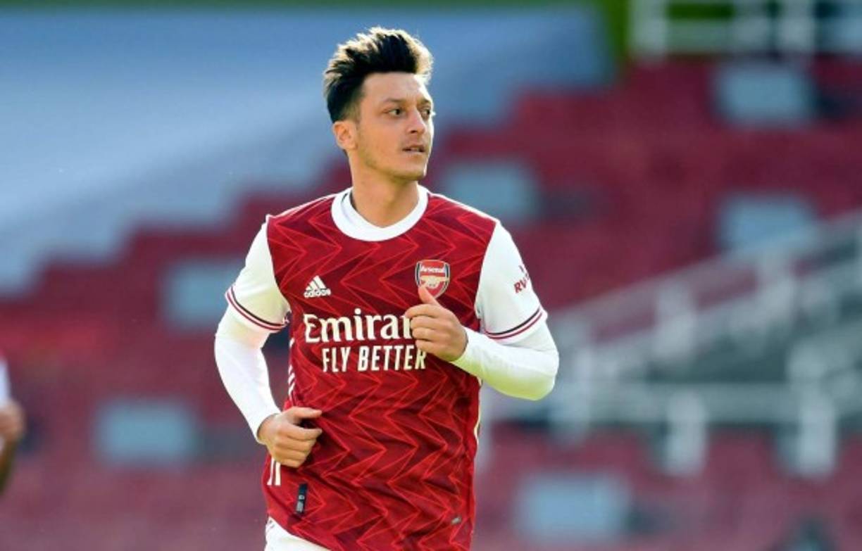 Según informa Sky Sport, la Juventus habría descartado el ofrecimiento de Mesut Özil que le hubiera hecho recalar en Turín. Se le cierra una puerta más al mediocampista alemán, que lleva sin disputar un minuto desde el pasado 10 de junio, en un amistoso frente al Brentford. Parece que el ex del Real Madrid no volverá a pisar el césped del Emirates Stadium con la camiseta gunner.