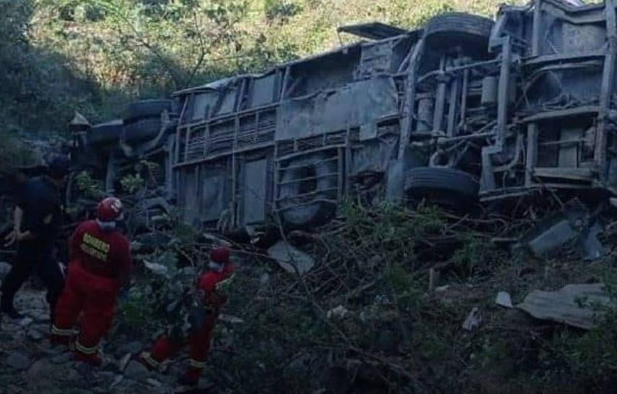 El autobús transportaba a un grupo de escolares, familiares y docentes, y presuntamente por un despiste del conductor, el vehículo se precipitó por un abismo alrededor de las 9 de la mañana del sábado. 