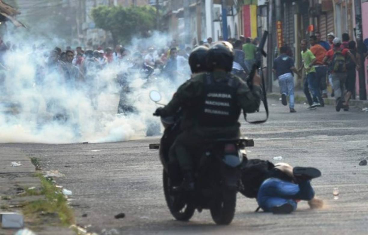 Los uniformados repelieron la manifestación, luego de que que más temprano hubieran dispersado con gases y proyectiles de goma a decenas de pobladores.