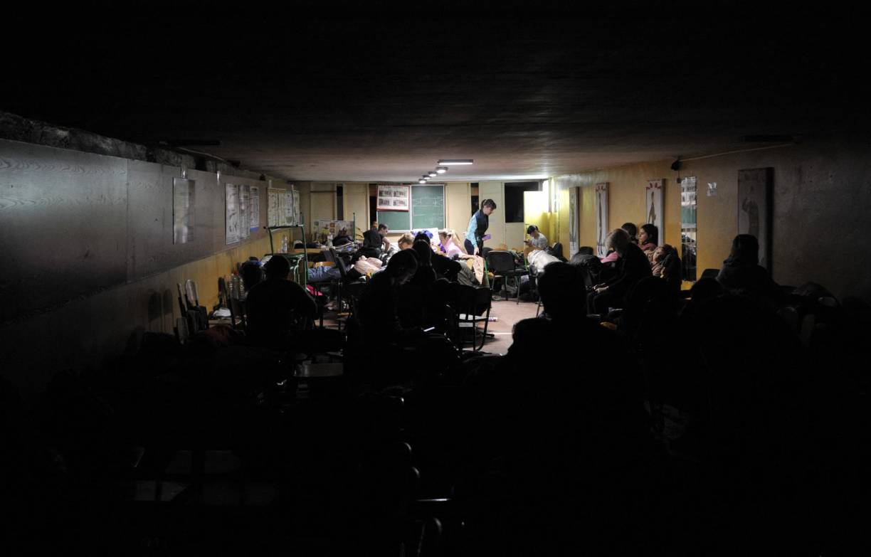 En unos pocos días, Kiev se transformó en una zona de guerra y millones de personas se vieron sorprendidas por el ataque ruso que provocó un éxodo de refugiados mientras que los que decidieron quedarse buscan huir de los bombardeos y misiles rusos.