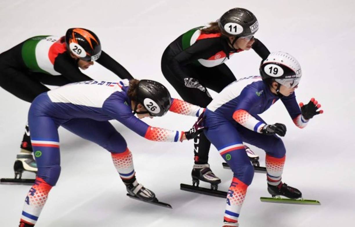 PATINAJE. Relevos franceses. La francesa Veronique Pierron sustituye a su compañera de equipo Tifany Huot Marchand al lado de las húngaras Andrea Keszler (29) y Petra Jaszapati (11) durante la final B de la Copa Mundial de Patinaje de Pista en Budapest.
