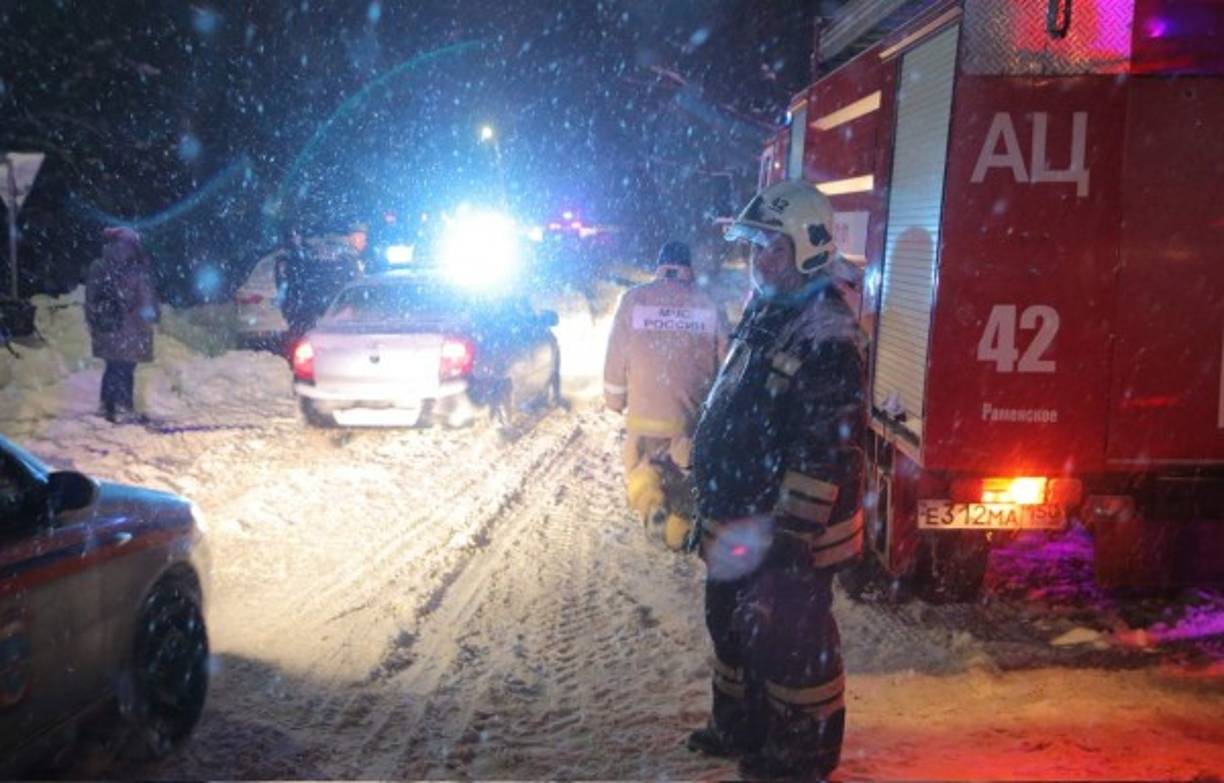 A pesar de que la nieve complicaba la búsqueda de cuerpos y restos del aparato, dispersados en un amplio radio, un responsable regional del ministerio de Situaciones de Emergencia citado por las agencias rusas, Serguei Polietykhin, indicó que 'se encontró una caja negra en el lugar del accidente'.