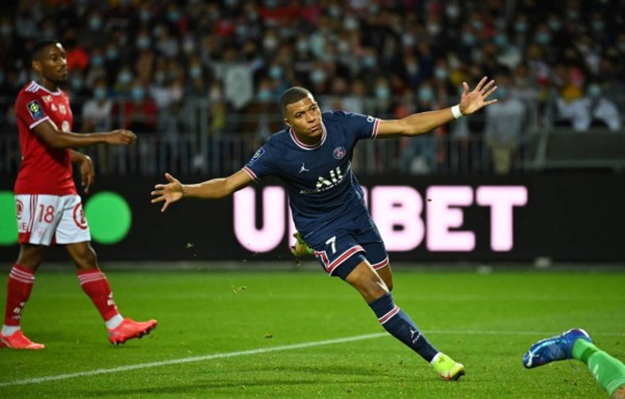 Mbappé corre a festejar con los brazos extendidos tras estrenar su cuenta goleadora.