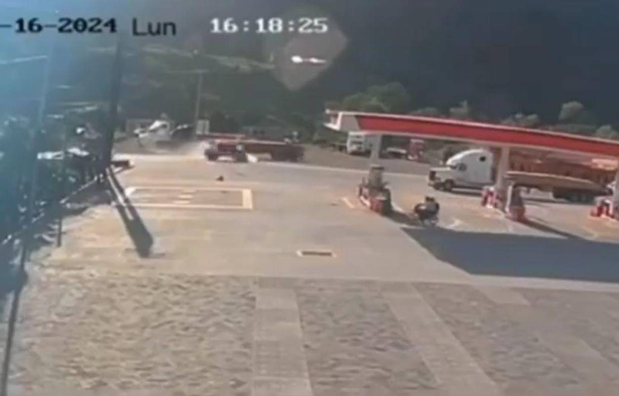 Cuando intentó ingresar a la carretera, un vehículo lo embistió brutalmente. 