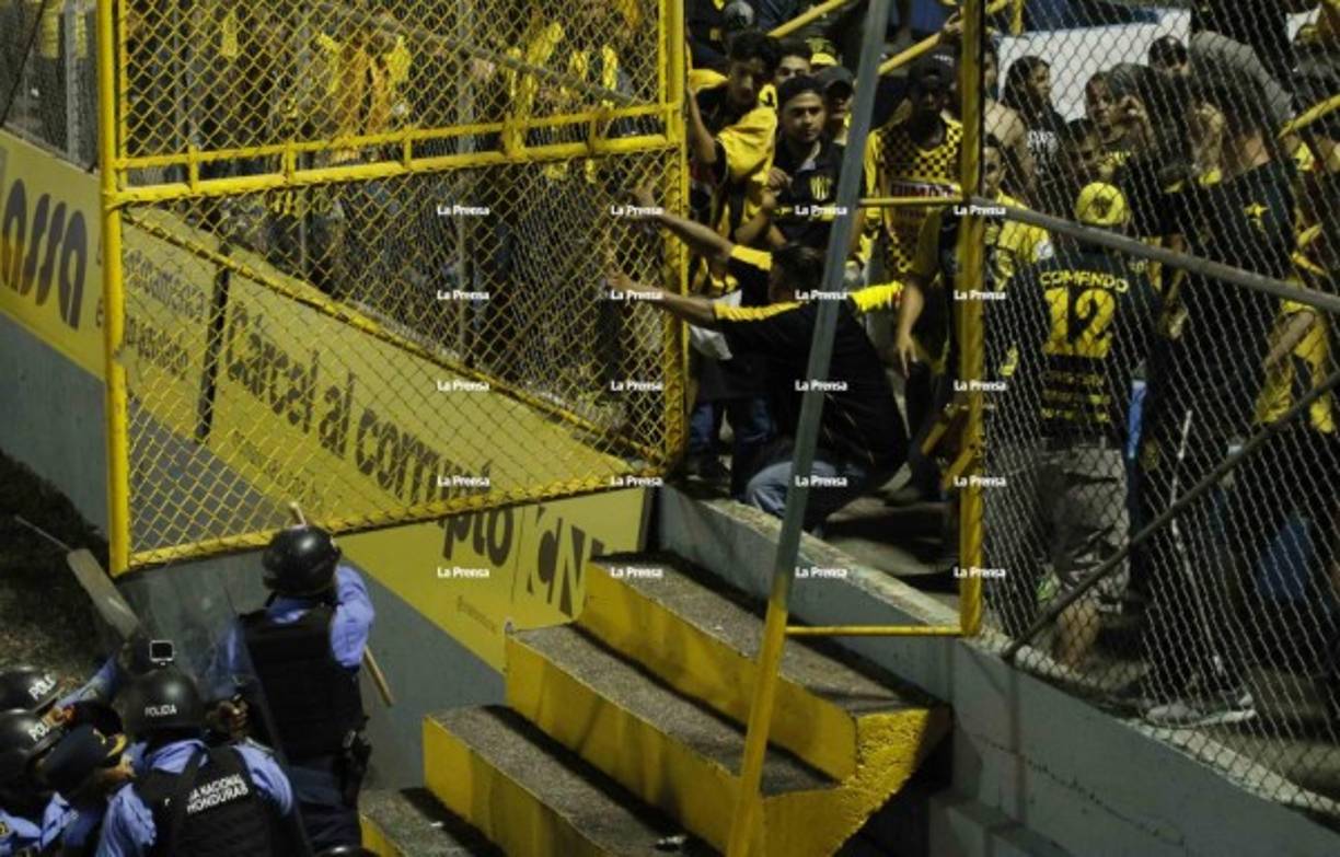 La Mega Barra del Real España abrió el portón, se metió al césped y comenzó a lanzarle piedras a los aficionados del Olimpia que se encontraban en Preferencia Norte. Resulta que la molestia comenzó por una manta que portaban los aficionados olimpistas.