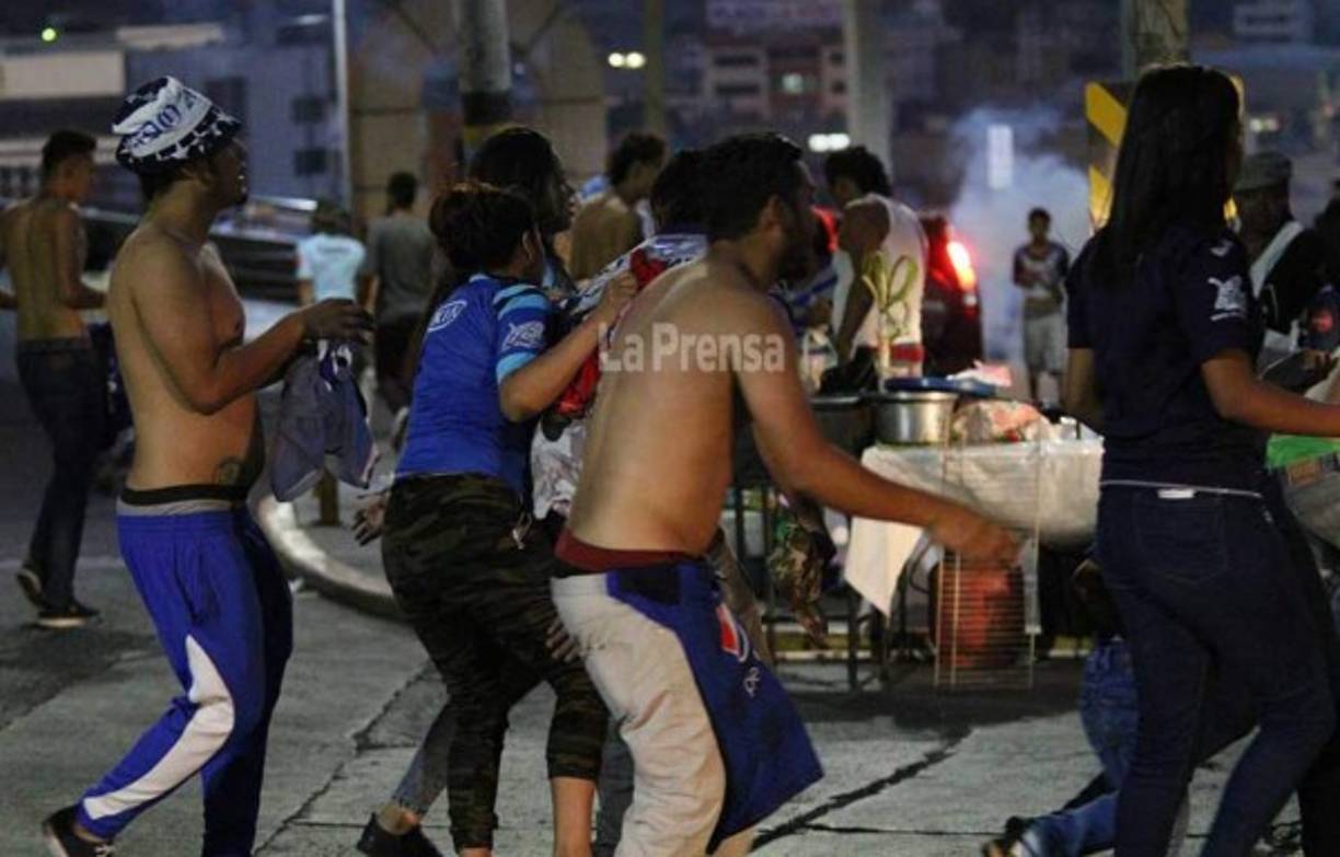 La barra del Motagua se enfrentó a la Policía Nacional y a los seguidores del Olimpia.