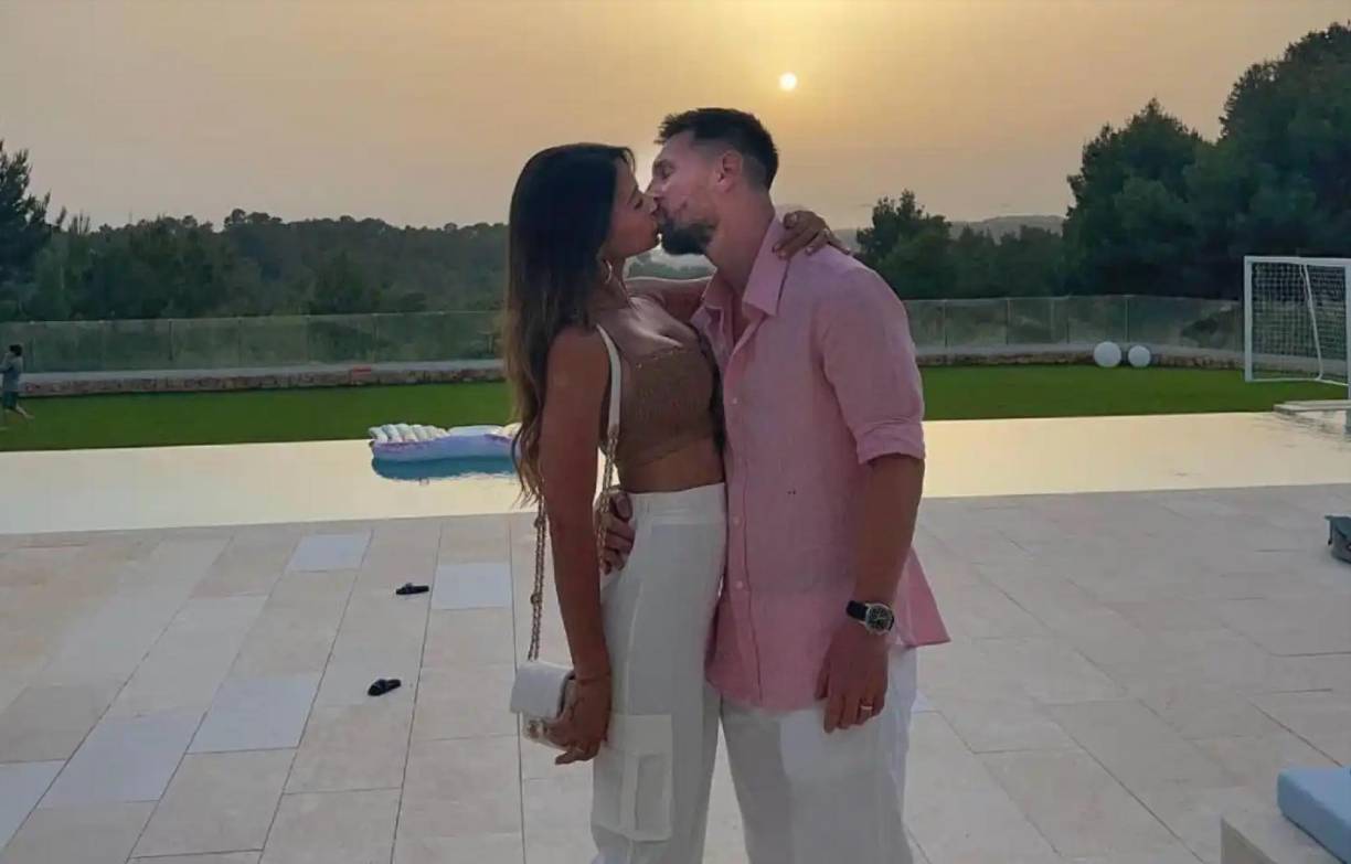 La vivienda cuenta con una planta baja de 420 metros cuadrados, además de un sótano de 16,79 metros, un anexo de 38,85 metros y una piscina de 92 metros. La finca tiene una superficie de algo más de 16.000 metros cuadrados.