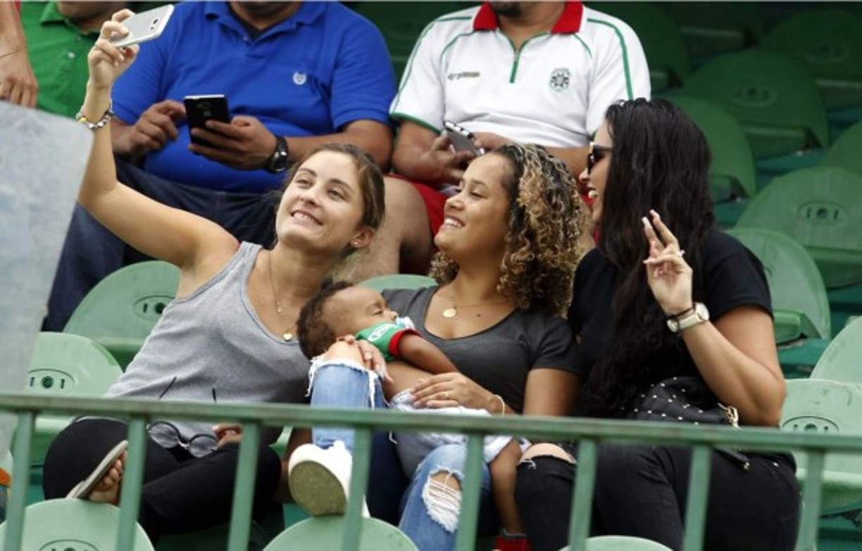 Andrea Fernández estuvo acompañada por las esposas de otros jugadores del Marathón.