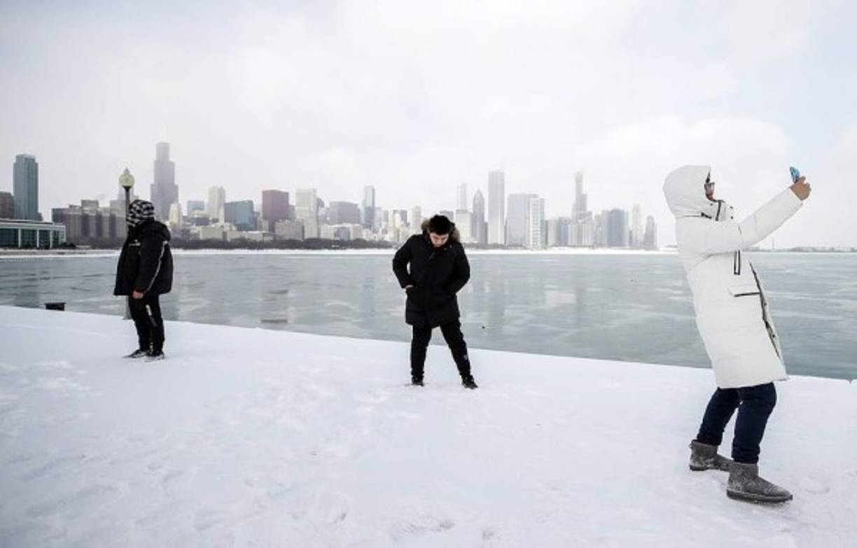 Las autoridades pidieron a la población que intente quedarse en su casa este miércoles, cuando se espera que las temperaturas sean aún más bajas. Numerosas escuelas, negocios y agencias gubernamentales anunciaron su cierre en múltiples estados.