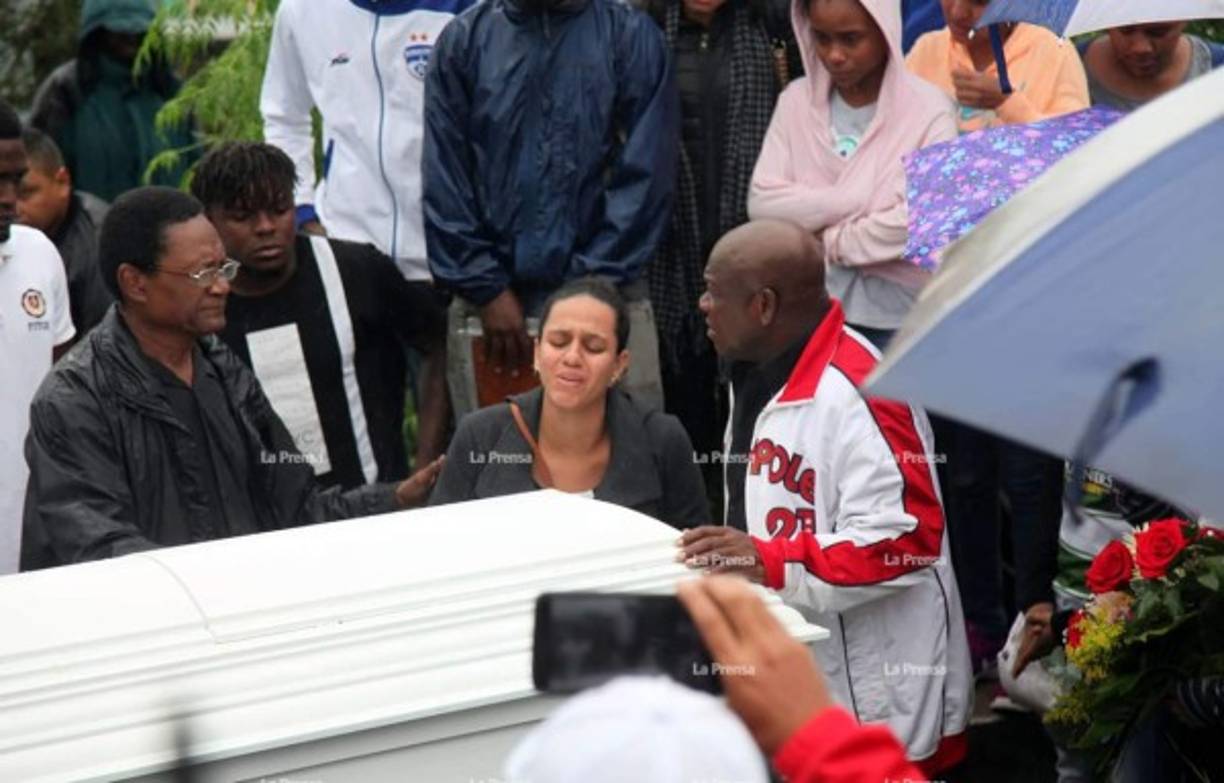 Entre lágrimas y dolor, la familia Williams despidió al jugador.