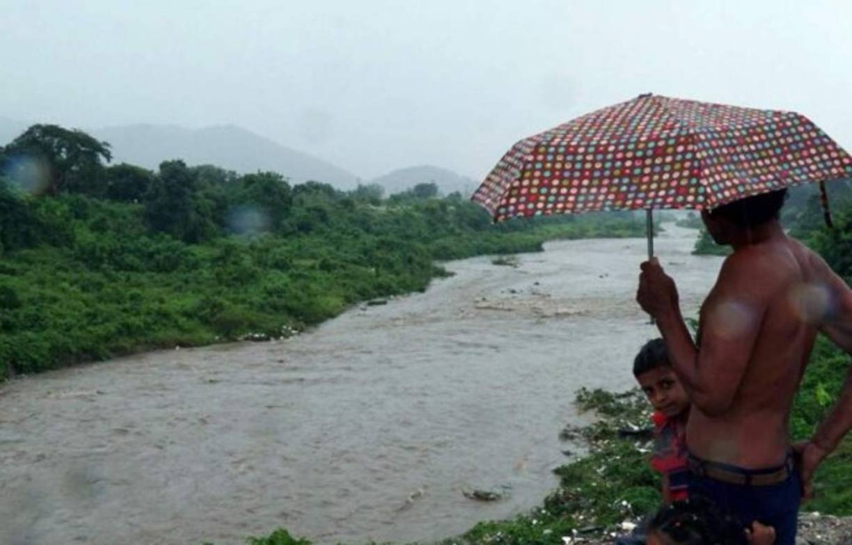 Un joven de 15 años murió cuando fue arrastrado por la embravecida corriente del Río Bermejo la noche de este miércoles en el sector conocido como los bordos de 'La Dixy' ubicados en el sector de la colonia Flor de Cuba de San Pedro Sula, zona norte de Honduras. La víctima fue identificada como Michael Alfredo Gómez.