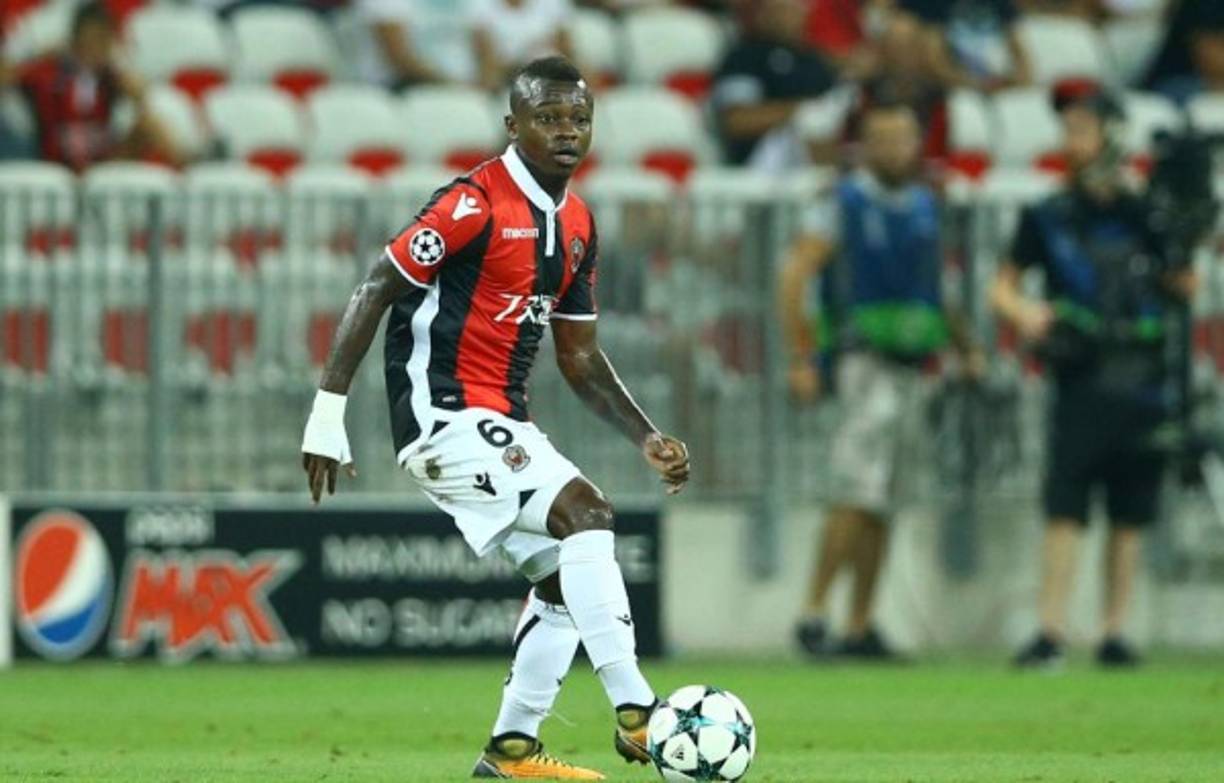 Según indica L'Equipe, el cuerpo técnico del FC Barcelona no dijo en ningún momento que no quería al centrocampista Jean-Michael Seri y fue el Niza el que subió el precio del jugador, torpedeando la operación. Por otra parte, el agente del jugador de Costa de Marfil ha dicho que el PSG hizo que subiera el coste de la operación.