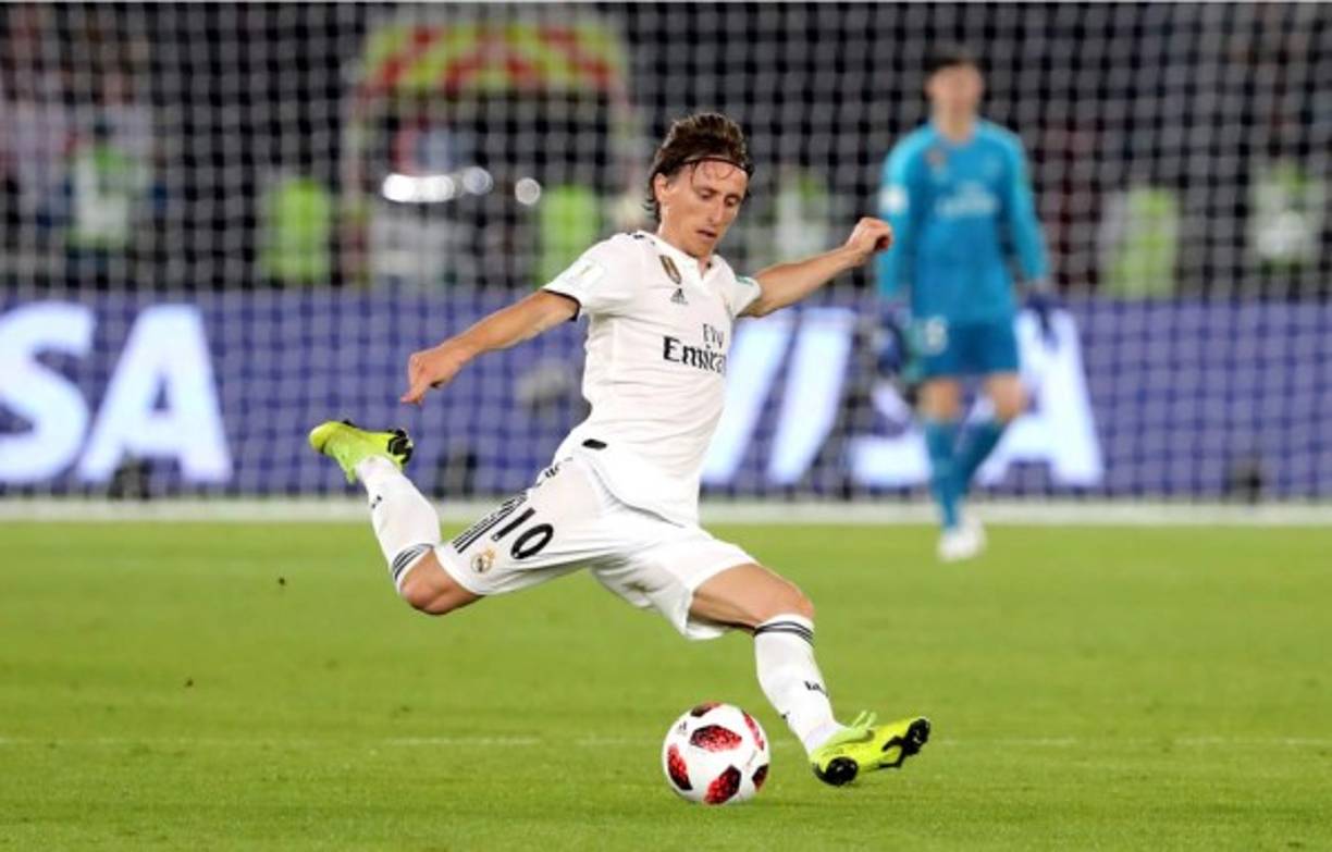 La llegada del director deportivo Giuseppe Marotta al Inter de Milán tiene un claro objetivo: fichar a Luka Modric. La Gazzetta dello Sport apunta que el croata, al que no consiguieron fichar en verano, volverá a ser el objetivo principal de los nerazurri. El actual Balón de Oro aún no ha renovado con el Real Madrid y desde Italia sueñan con su fichaje para competir con la Juventus de Cristiano Ronaldo.