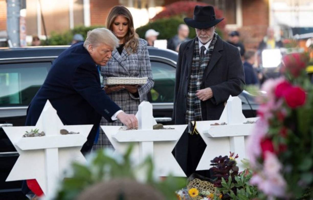 Trump y Melania encendieron una vela por cada una de las víctimas del tiroteo que conmocionó a Estados Unidos.