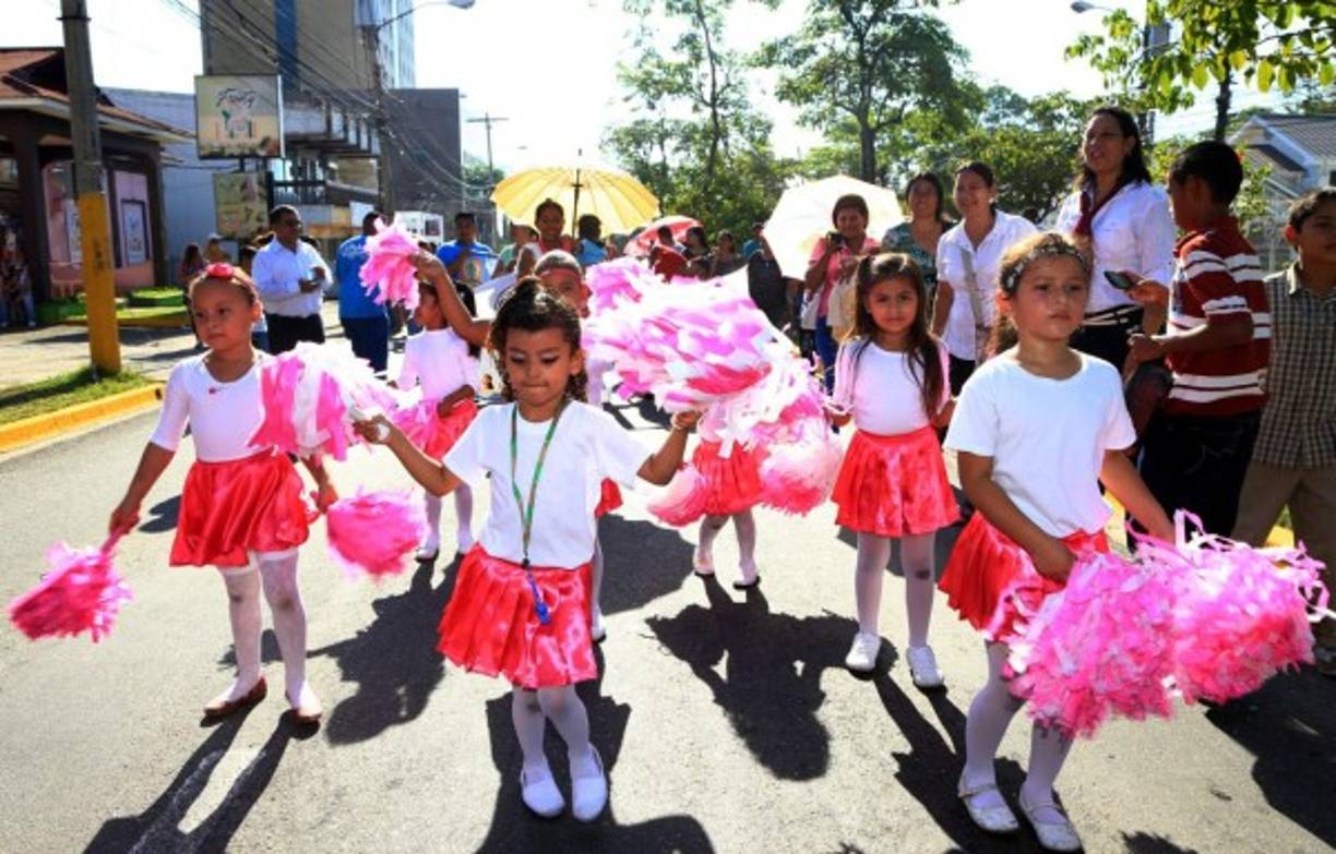 Las niñas con pompones también llevaron alegría a los desfiles.