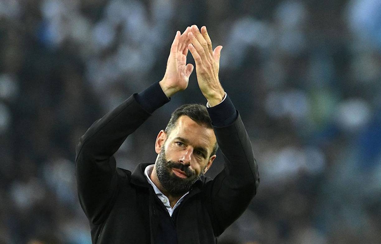 Ruud Van Nistelrooy decidió abandonar sus funciones de entrenador principal del PSV Eindhoven con efecto inmediato, anunció el club. Pese al título en la Copa de los Países Bajos y el segundo puesto actualmente en la liga del país, los métodos de trabajo del técnico neerlandés no generaban unanimidad en el seno del equipo, publicó la prensa local