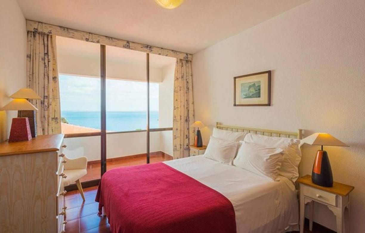 La mansión cuenta con seis habitaciones. Los dormitorios son practicamente iguales, exceptuando el color de la colcha.