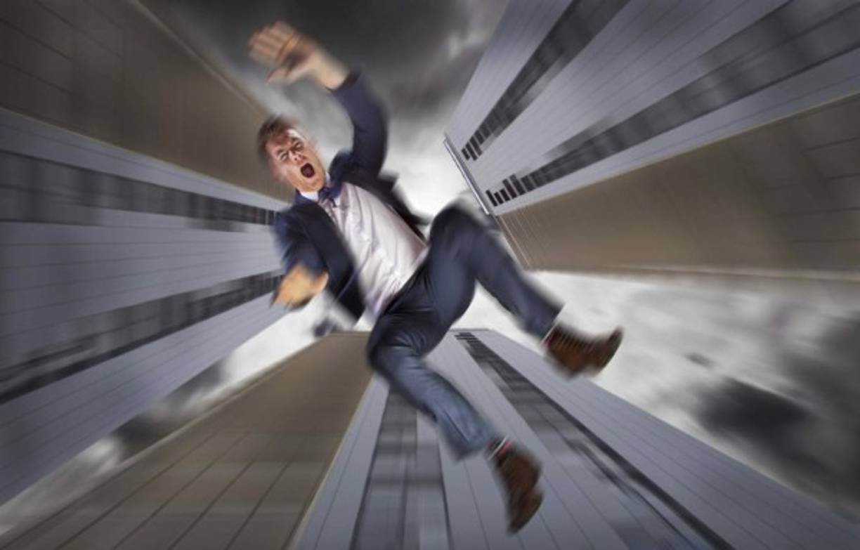 Soñar con caer al vacío.<br/><br/>La interpretación de sueños más habitual de este sueño nos dice que es posible que las cosas que tienen que ver con tu vida no vayan tan bien como tú puedas llegar a pensar actualmente.<br/><br/>Digamos que es el propio cerebro el que se pone en contacto contigo a través de los sueños para que hagas algo que pueda llegar a corregir la situación en la que te encuentres.<br/><br/><br/>Este tipo de sueños también pueden estar indicando o haciendo referencia a algún aspecto en tu relación amorosa, en el mundo laboral, en la relación con un amigo o cualquier otro aspecto relacionado. Este pequeño aviso, si lo interpretamos de la forma correcta, nos puede ayudar a cambiar nuestras vidas.<br/><br/>Es común también este sueño en personas que son muy inseguras y tienen muchos miedos, personas que viven en soledad y no tiene amor propio. Posiblemente estés pasando por una mala racha y te sientas agobiado o asfixiado, trata de relajarte y evitar situaciones de estrés para poder salir adelante.