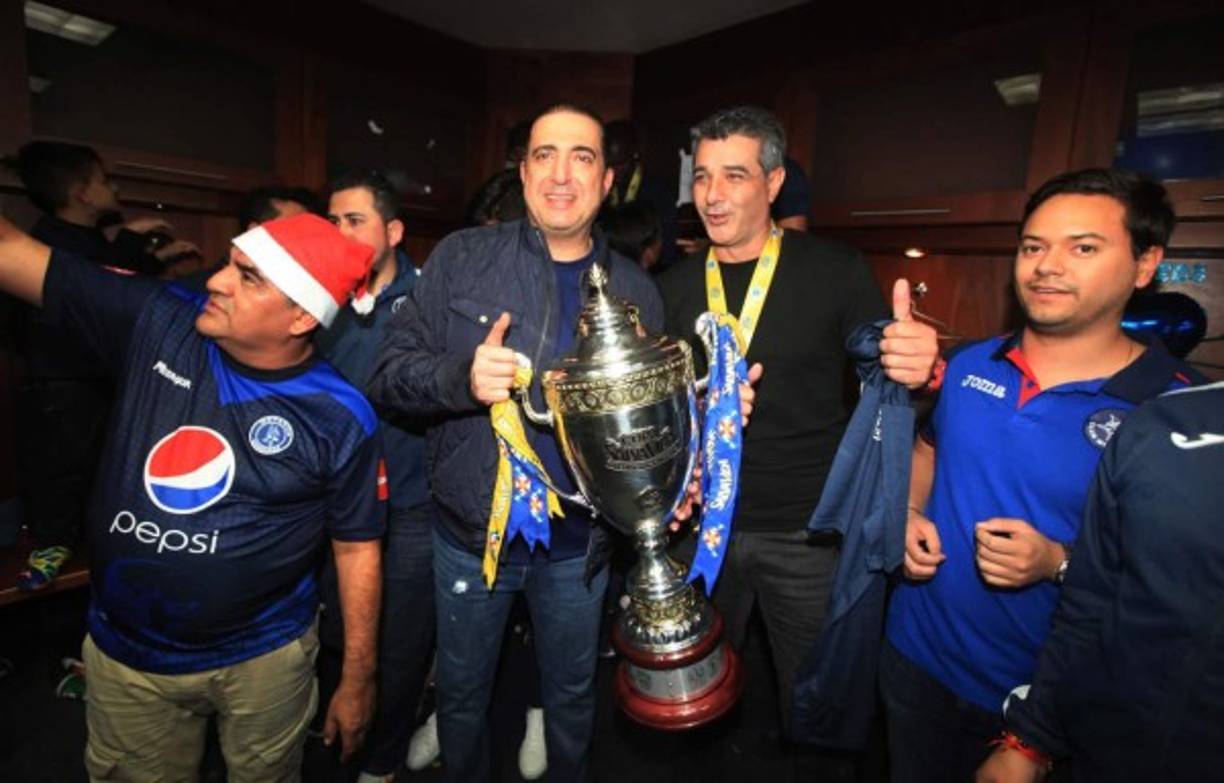 Pedro Atala y Diego Vázquez posando con la Copa 16 del Motagua.