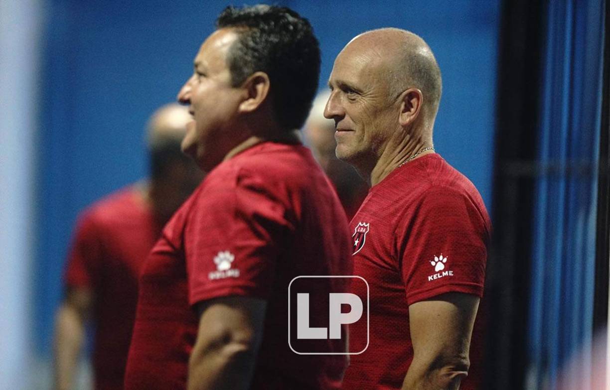 Fabián Coito estuvo en el Morazán hasta caer la noche, pero no se saludó con Héctor Vargas.