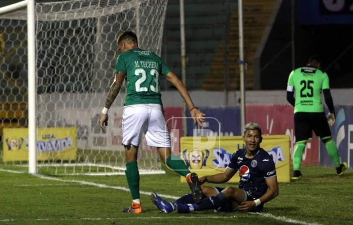 Kevin López reclamó penal por una falta de Mathías Techera, pero el árbitro no pitó nada.