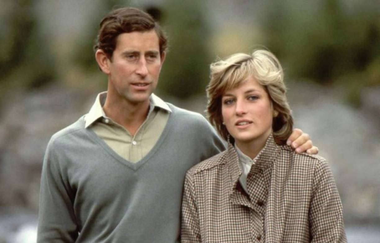 Camila y Carlos se conocieron en 1970 en un partido de Polo. Fueron pareja durante unos meses hasta que el príncipe tuvo que ingresar a la Marina. Tres años más tarde, Camila se casó con Andrew Parker Bowles, y en 1981 el príncipe anunció su compromiso con Diana Spencer. Tras casarse con la princesa del pueblo, Carlos mantuvo un romance secreto con Camila que salió a la luz en 1992. Pocos años después, el Palacio de Kensington anunció el divorcio del heredero.