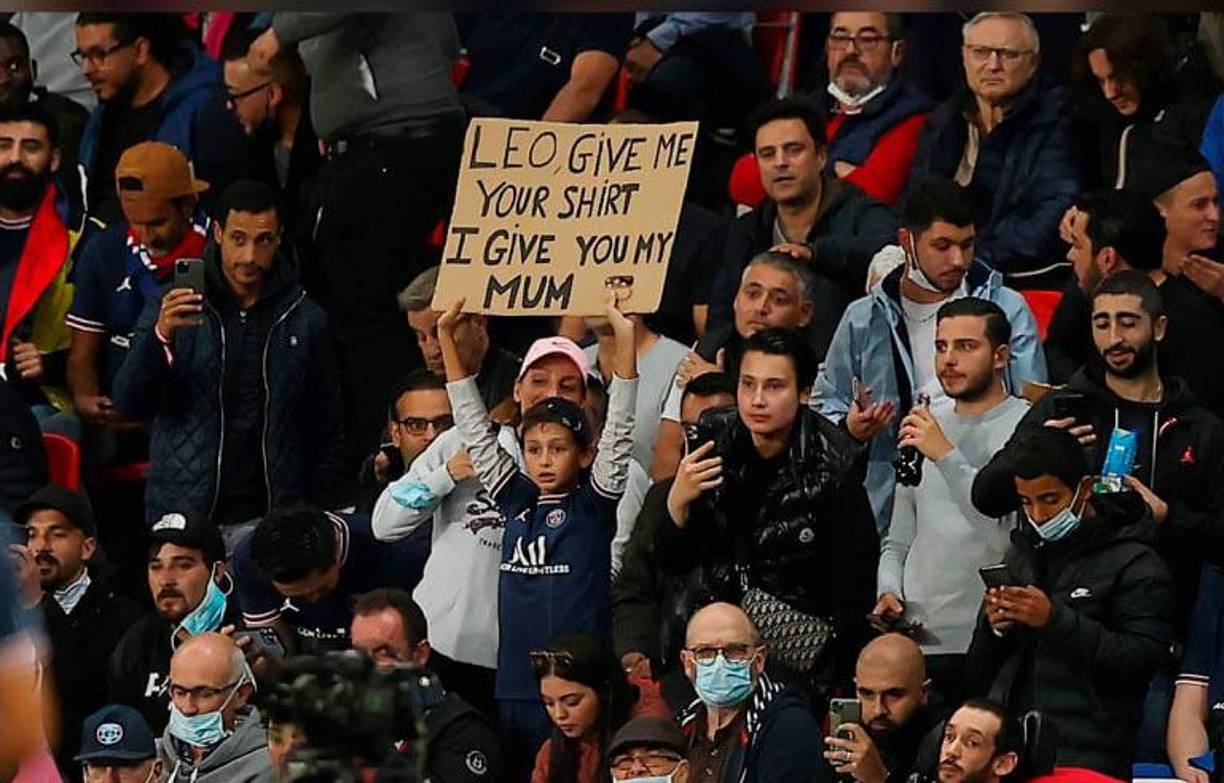 “Leo regálame tu camisa, Yo te regalo a mi mamá”, se pudo leer en el Parque de los Príncipes en una propuesta picante que se le hizo llegar al astro argentino del PSG.
