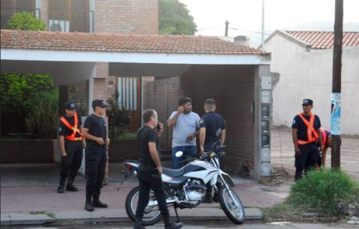 Según informó El Ancasti, a las partes inferiores del cuerpo de la víctima las tiró en un contenedor de basura cercano al departamento y la caja que contenía las otras partes del cuerpo las trasladó en su camioneta Fiat Toro a un lugar más alejado.<br/>