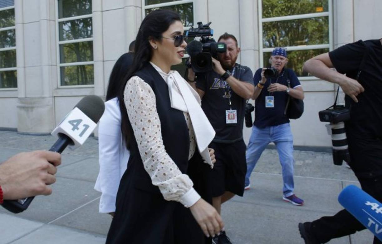 La ex reina de belleza llegó a la corte luciendo una elegante blusa rosa que combinó con pantalones negros y gafas de aviador.