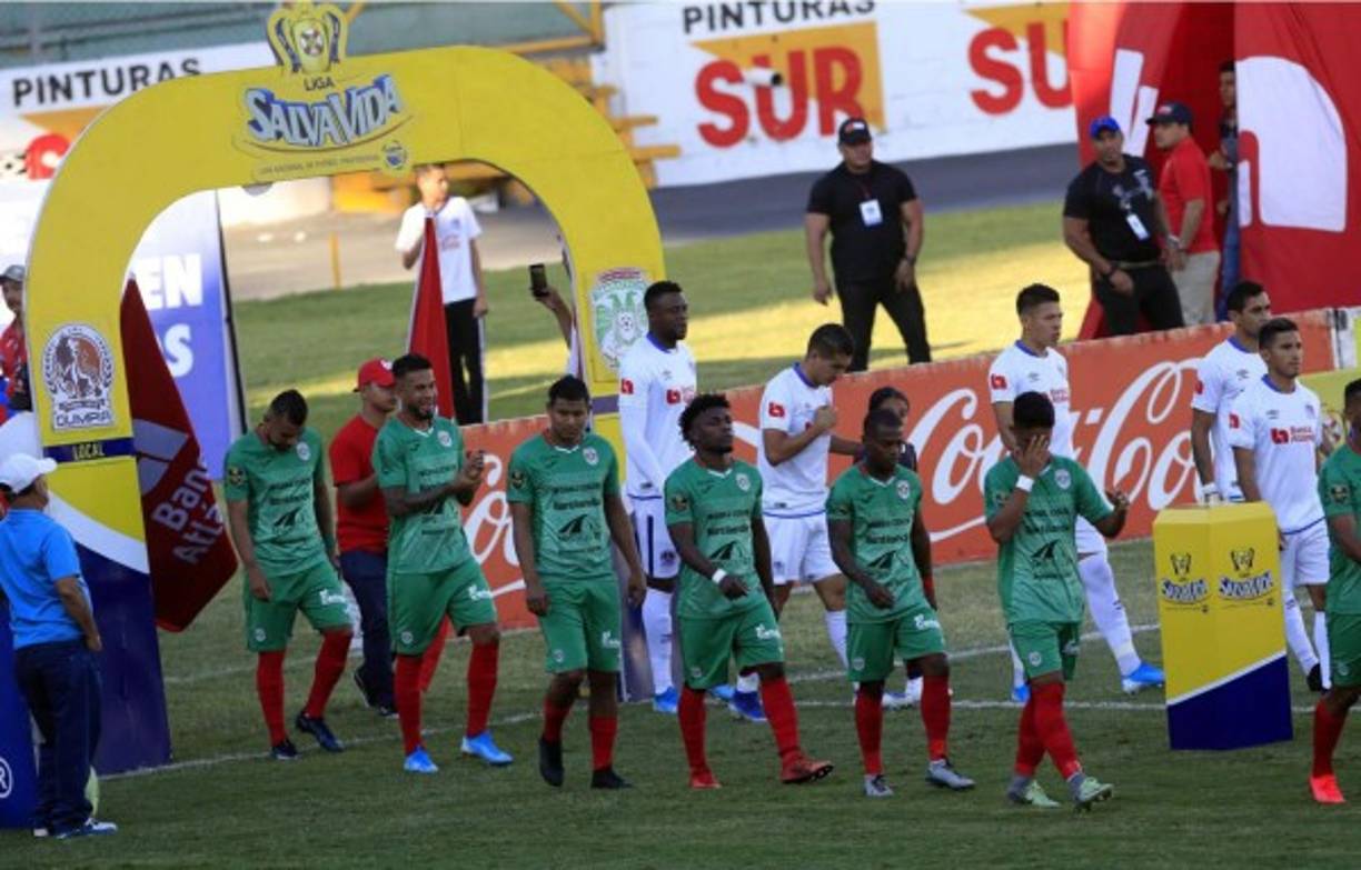 El ingreso de los jugadores de Olimpia y Marathón al campo del Nacional.