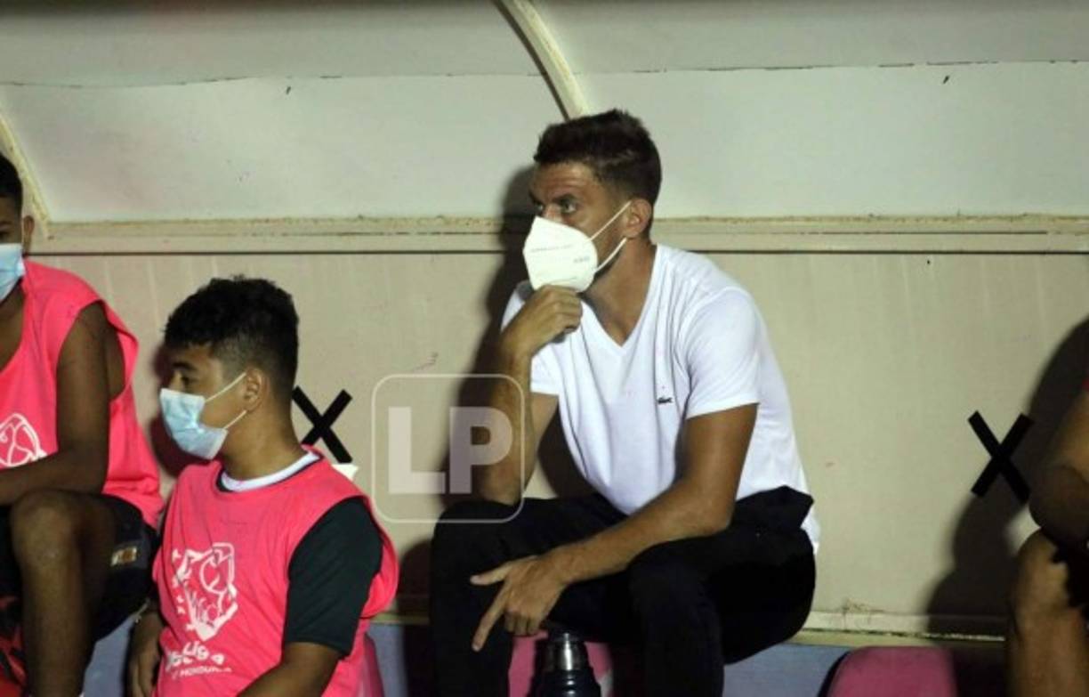 El mediocampista uruguayo Guillermo Chavasco no fue uniformado por el Vida y estuvo acompañado a sus compañeros en el clásico ceibeño ante Victoria.