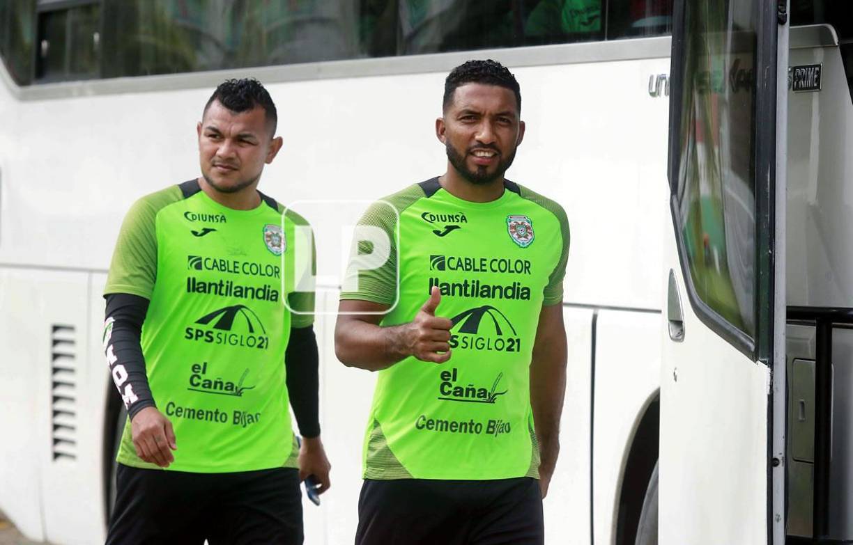 Mario Martínez y Reinieri Mayorquín subiendo al autobús para viajar al lugar donde están entrenando.