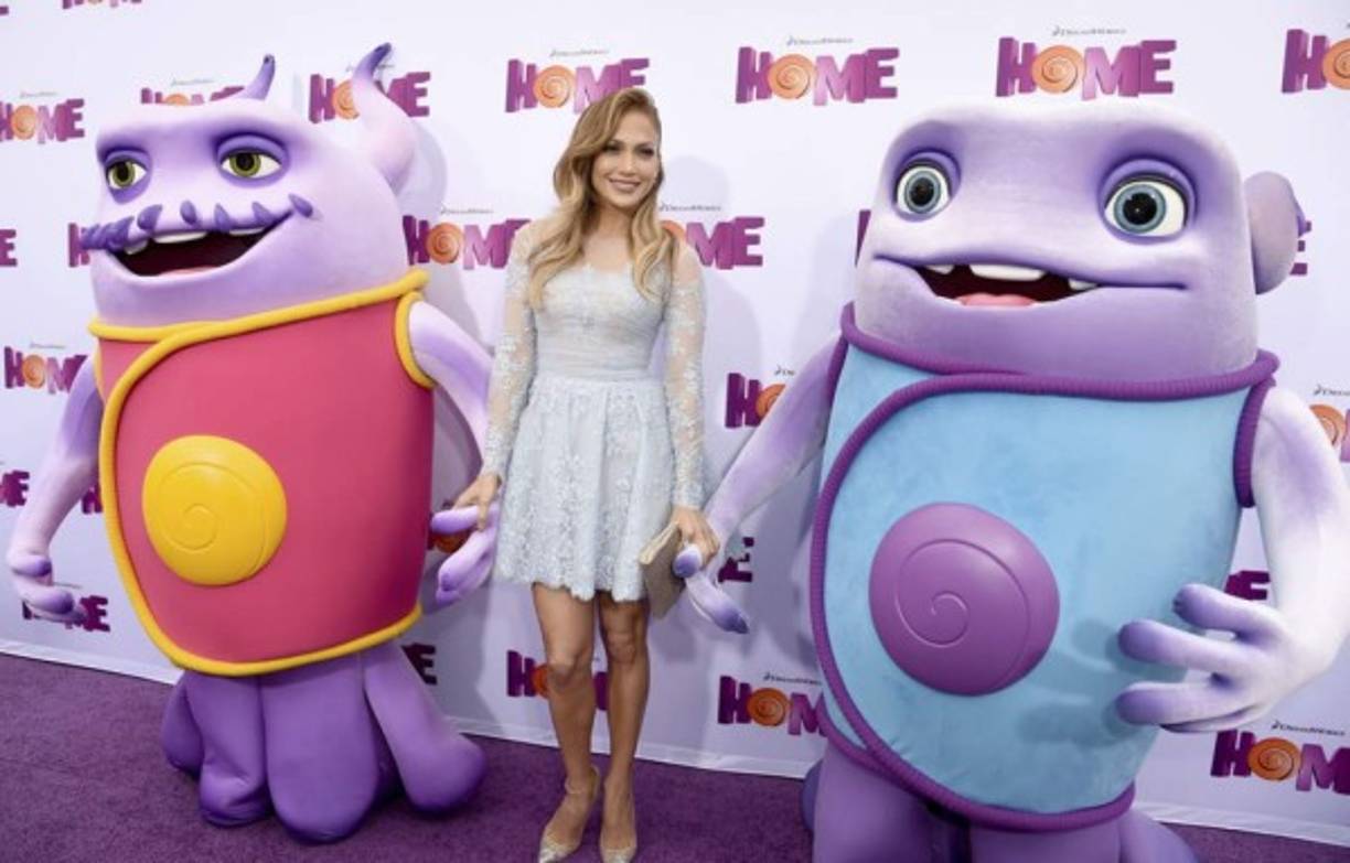 Jennifer López interpreta 'Feel the Light', la canción de su película Home.