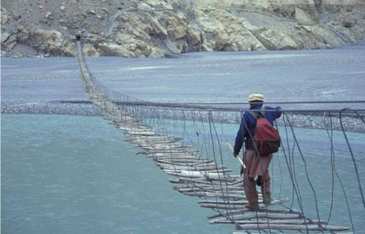 8. Puente colgante de Hussaini, Pakistán. Este puente es el que menos querrás encontrar si tuvieras que huir de algún peligro, porque suficiente peligro supone cruzarlo. Colgando muy alto y con unas suspensiones bastante pobres, así como un material de pésima calidad, este puente de madera y de cuerda puede hacer que los fuertes vientos te lleven o te tiren al agua. Se encuentra en las regiones remotas del norte de Pakistán.<br/><br/>