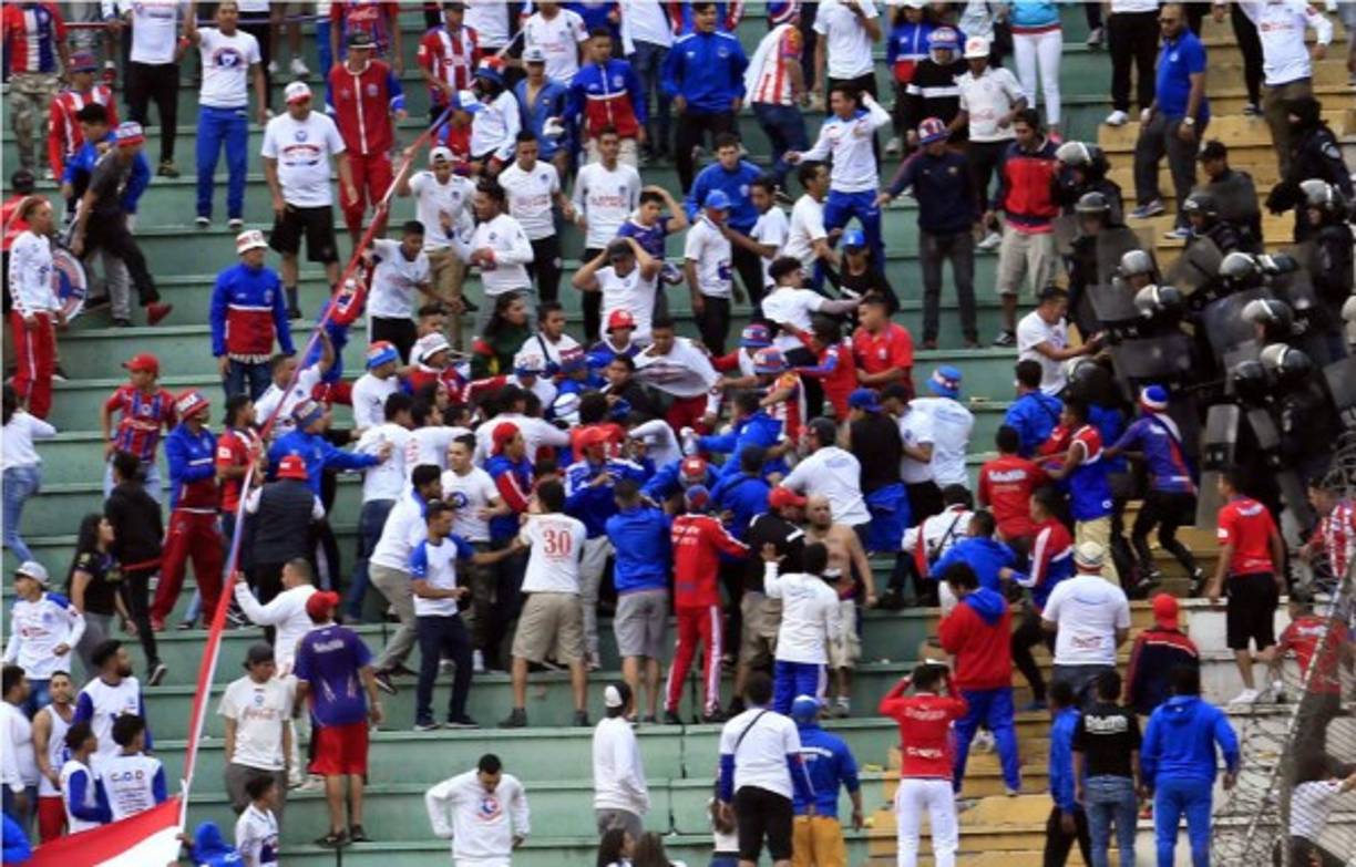 En las gradas, aficionados de Olimpia se pelearon entre ellos.