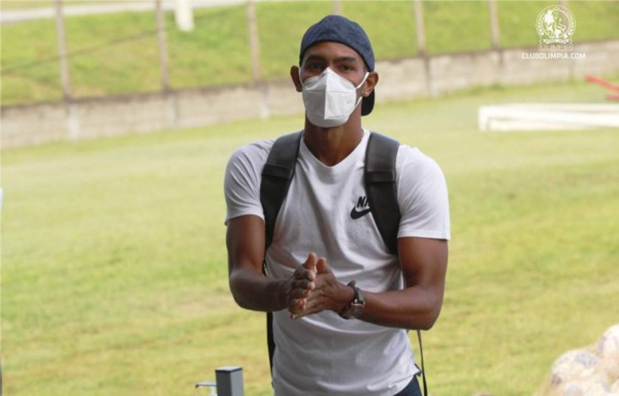 Jerry Bengtson, con mascarilla, llegando al lugar de entrenamiento del Olimpia.
