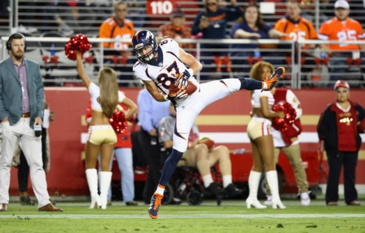 NFL. Monumental atrapada. Jordan Taylor, de los Broncos de Denver, captura la pelota contra los 49ers de San Francisco en el duelo de pretemporada en Levis Stadium.